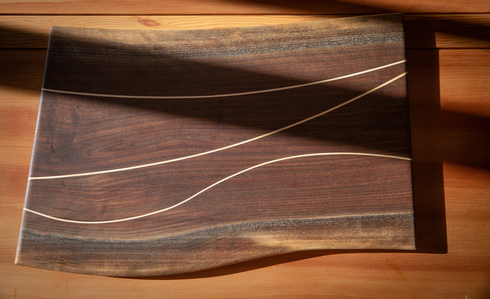 Serving Board in Walnut (Natural Edge)